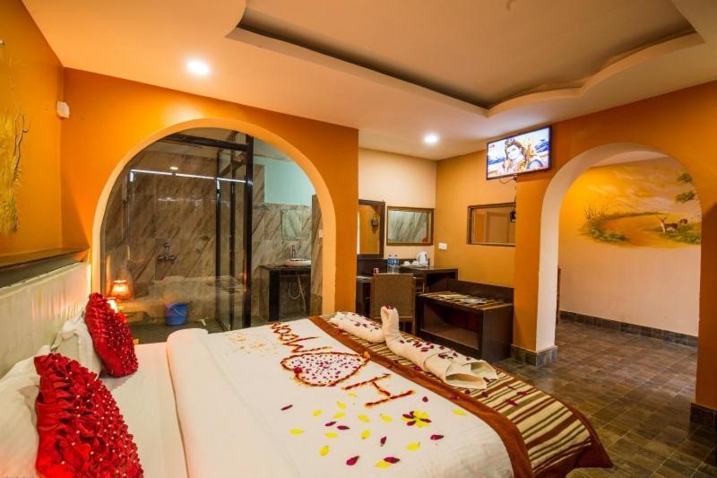 Hotel Royal Safari Chitwan Exterior foto