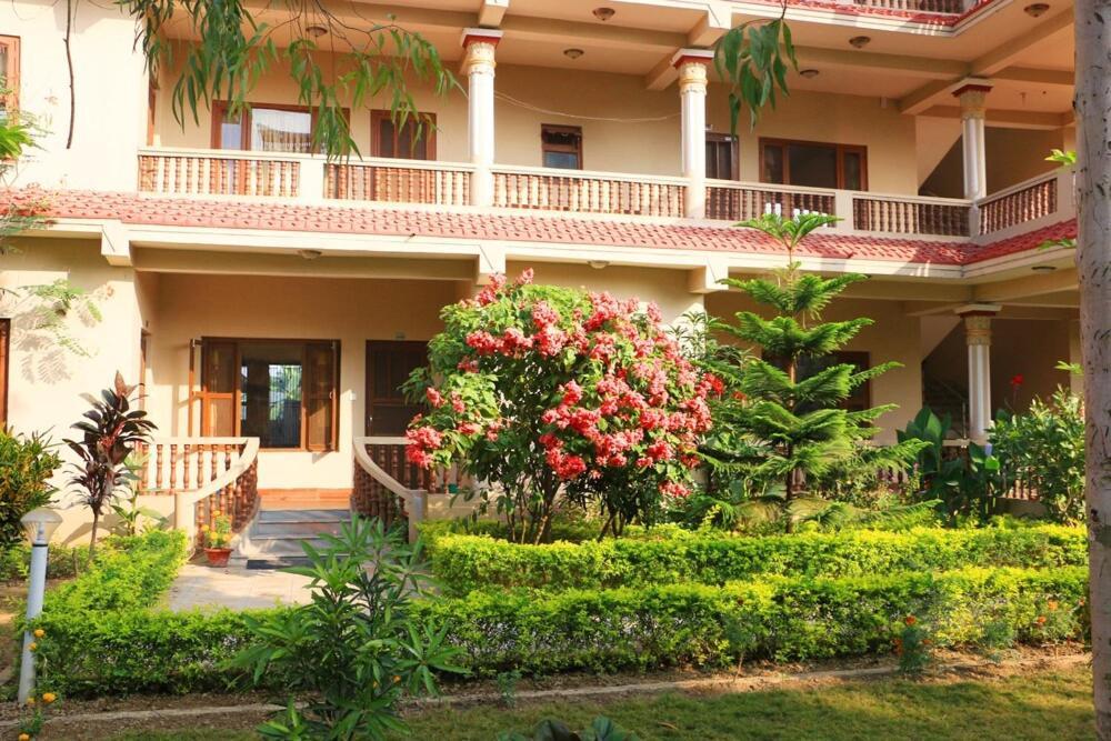 Hotel Royal Safari Chitwan Exterior foto