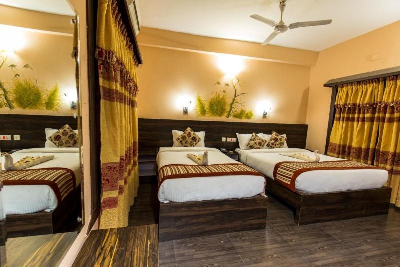 Hotel Royal Safari Chitwan Exterior foto